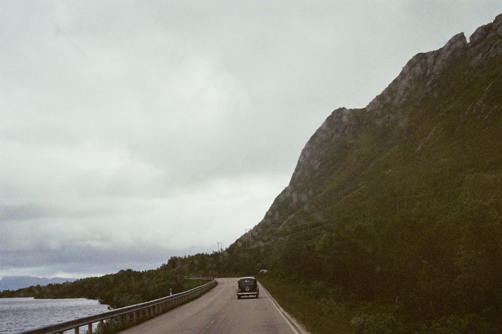 1-schones-altes-auto-am-berg