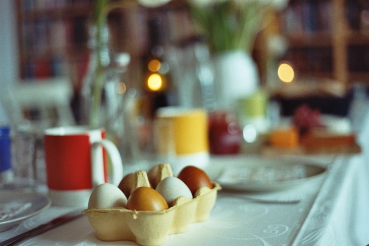 gedeckter-tisch-mit-eiern