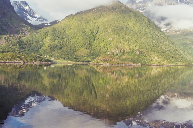 Gespiegelter Berg im See